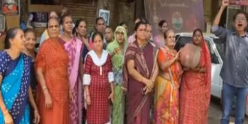 વડોદરામાં આનંદ નગરના રહિશો દ્વારા દૂષિત અને ડહોળું પાણી મુદ્દે હોબાળો : સૂત્રોચાર સાથે મહિલાઓનો વિરો…