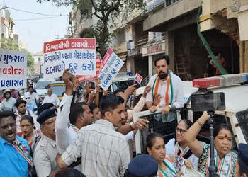 વડોદરાની અસ્મિતા પરત મેળવવા માટે કોંગ્રેસનો વિરોધ, માઇ મંદિરે દર્શનના બહાને તંત્ર વિરુદ્ધ દેખાવો કરત…