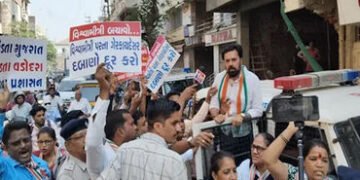 વડોદરાની અસ્મિતા પરત મેળવવા માટે કોંગ્રેસનો વિરોધ, માઇ મંદિરે દર્શનના બહાને તંત્ર વિરુદ્ધ દેખાવો કરત…