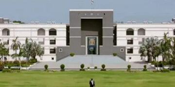 કોર્ટમાં લાઈવ સુનાવણી વચ્ચે અરજદાર સિગારેટના કસ મારતો જોડાયો, 50 હજારનો દંડ ફટકારાયો | Applicant fin…