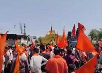 અમદાવાદમાં રામનવમીની શોભાયાત્રામાં VHP કાર્યકરો-પોલીસ વચ્ચે ઘર્ષણ, પોસ્ટરના કારણે થયો વિવાદ | ahmeda…