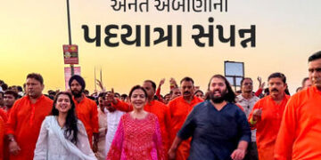 અનંત અંબાણી જામનગરથી પગપાળા દ્વારકા પહોંચ્યા, પદયાત્રાના છેલ્લા દિવસે માતા અને પત્ની પણ જોડાયા | Ana…