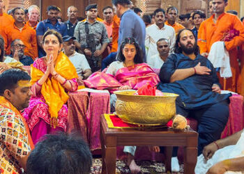 અનંત અંબાણીએ દ્વારકાધીશના ચરણોમાં શીશ નમાવ્યું, દ્વારકામાં 1 લાખ લોકોની પ્રસાદી સેવા કરાઇ | Anant Am…