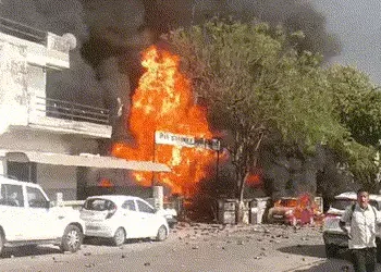 અમદાવાદના જીવરાજપાર્કમાં મકાનમાં આવેલા ACના ગોડાઉનમાં બ્લાસ્ટ સાથે આગ: માતા અને બાળકનું મોત | Massiv…