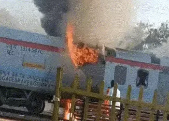 VIDEO : મધ્યપ્રદેશથી રાજસ્થાન જઈ રહેલી ચાલુ એક્સપ્રેસ ટ્રેનમાં ભયાનક આગ, મુસાફરોમાં હડકંપ