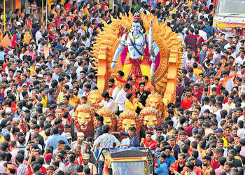નિકોલમાં વિવાદિત બેનરો રાખતા પોલીસે રામનવમીની યાત્રા અટકાવી | Ekkewe polis ra pinei ewe Ram Navami Y…