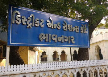 મારી મુદ્દત આપ, મુદ્દત આપ.. : નશાખોર તહોમતદારે કોર્ટ પરિસરમાં હંગામો મચાવ્યો | Give me my time give …