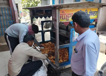 દારૂના અડ્ડા છે ત્યાં કેમ જતાં નથી? સુરતમાં પાણીપુરીવાળા પર દરોડાને પગલે હોબાળો | People’s uproar ov…