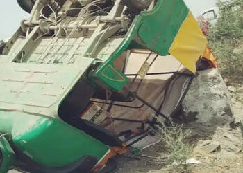 રિક્ષા પલટી ખાઈ જતા ઘઉંના વેપારીનું મોત | Wheat trader dies after being crushed by rickshaw