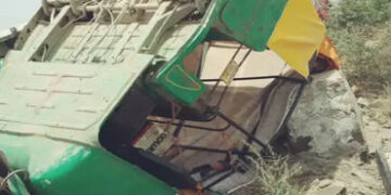 રિક્ષા પલટી ખાઈ જતા ઘઉંના વેપારીનું મોત | Wheat trader dies after being crushed by rickshaw