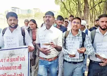 વ્યાયામ શિક્ષકો દ્વારા હાથમાં શકોરા લઇને નોકરી માટે ભીખ રેલી યોજાઇ | Gym teachers hold begging rally…