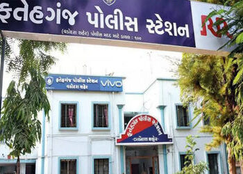 વડોદરામાં રાત્રે વોક માટે નીકળેલી મહિલાનો મોબાઈલ લૂંટી સ્કુટર સવાર બે ગઠીયા ફરાર | 2 accused abscond…