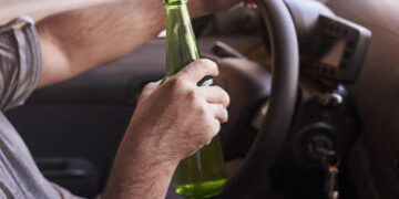 વડોદરાના ગોરવામાં ડ્રીન્ક એન્ડ ડ્રાઈવનો કેસ, મધરાતે વાંકીચૂકી કાર હંકારતો યુવક ઝડપાયો | drunken yout…