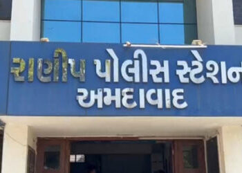 રીક્ષામાં દંપતિને આંતરી લૂંટારૂઓએ રૂપિયા ૧૩.૫૬ લાખની મતા લૂંટી | two persons robbed gold and cash ne…