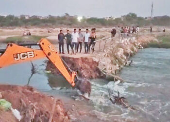માતરના મહેલજ ગામમાં વાત્રક નદી પર ગેરકાયદે બનાવેલો બ્રિજ તોડી પડાયો | Illegally constructed bridge o…