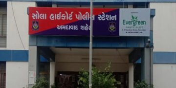 ગુજરાત હાઇકોર્ટના મેઈનગેટ પાસેથી પકડાયો ‘નકલી સરકારી વકીલ’ : પોક્સોના કેસમાં જામીનનું કહીને નાણાં પડ…