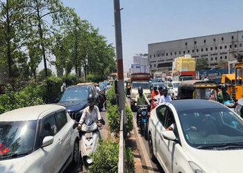 સુરતના BRTS રોડમાં ખાનગી વાહનોનું દૂષણ યથાવત : ડુંભાલ BRTS રૂટમાં ખાનગી વાહનો ઘૂસી જતા ટ્રાફિકજામ, ક…
