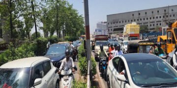 સુરતના BRTS રોડમાં ખાનગી વાહનોનું દૂષણ યથાવત : ડુંભાલ BRTS રૂટમાં ખાનગી વાહનો ઘૂસી જતા ટ્રાફિકજામ, ક…