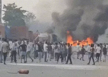 ફરી સળગી ઉઠ્યું પશ્ચિમ બંગાળનું મુર્શિદાબાદ, ટોળાએ ટ્રેનો રોકી, વાહનોને આગ ચાંપી, અનેક પોલીસકર્મી ઘાયલ