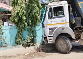 વડોદરા નજીક બીલથી ચાપડ જતા માર્ગ પર ડમ્પર ઘરમાં ઘૂસતા રહી ગયું : લોકોએ હોબાળો કરી ડમ્પરોને અટકાવ્યા …