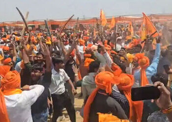 આગ્રામાં કરણી સેનાનો હલ્લાબોલ, હજારો લોકોએ તલવારો લહેરાવી: રામજી લાલની માફીની માંગ