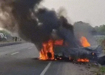 VIDEO: ડભોઈ-વડોદરા હાઈવે પર અકસ્માત બાદ કાર ભડભડ સળગી, દંપતીનો આબાદ બચાવ | Car catches fire after ac…