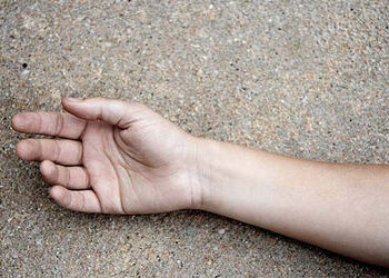 રસ્તો ઓળંગતા રાહદારીનું કારની અડફેટે મોત | Pedestrian killed after being hit by car while crossing r…