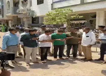 અમદાવાદના રખિયાલમાં આતંક મચાવનાર અસામાજિક તત્ત્વોનું પોલીસે સરઘસ કાઢ્યું, હાથ જોડી માફી માંગી | Poli…