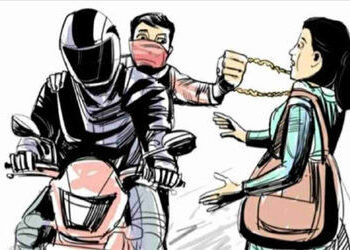 વૃદ્ધાને વાતોમાં ભોળવી બે ગઠીયા સોનાનો ચેઇન લઈને ફરાર | Two unknown persons ran away with the gold c…
