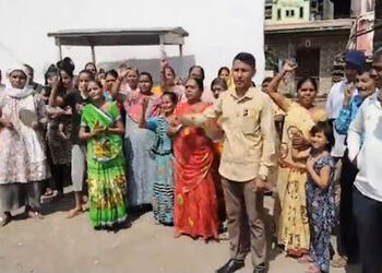 વડોદરામાં ભરઉનાળે પાણી માટે વલખા : કારેલીબાગના જલારામ નગરની વસાહતમાં પાણી મુદ્દે હોબાળો, થાળી વગાડી …