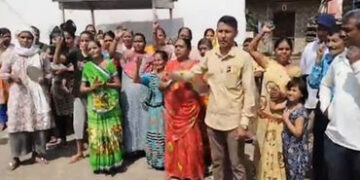 વડોદરામાં ભરઉનાળે પાણી માટે વલખા : કારેલીબાગના જલારામ નગરની વસાહતમાં પાણી મુદ્દે હોબાળો, થાળી વગાડી …