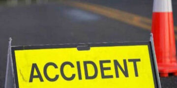 સુંઢાવણસોલ બ્રિજ પાસે બંધ ટ્રક પાછળ ગાડી ઘૂસી જતા ચાલકનું મોત | Driver dies after car rams into back…