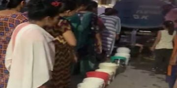 વડોદરાના શાસકોએ પ્રજાની મજાક ઉડાવી : સમા વિસ્તારમાં પીવાના પાણીના હોબાળા બાદ સોસાયટી વચ્ચે પાણીનું એ…