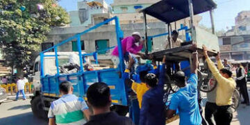 વડોદરાની મંગળ બજારમાંથી દબાણ હટાવ્યા પરંતુ દબાણ શાખા રવાના થતા પુન: લારી-ગલ્લાનો અડીંગો થઈ ગયો | enc…