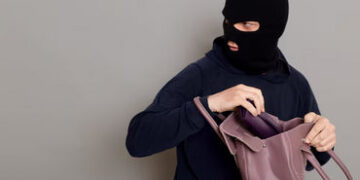 વડોદરાના કારેલીબાગમાં સ્કૂટરની ડીકીમાંથી રોકડ અને દસ્તાવેજો ભરેલા પર્સની ચોરી | Vadodara : Wallet fi…