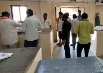 પંચમહાલમાં ગમખ્વાર અકસ્માત: ટ્રક ચાલકે બાઈકને અડફેટે લેતા પિતા અને ત્રણ દીકરીઓના કરૂણ મોત | Father a…