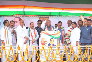 સત્તા માટે વારંવાર પલટી મારે છે નીતિશ કુમાર, PM મોદીના સ્પેશિયલ પેકેજનું શું થયું?: ખડગે | congress …