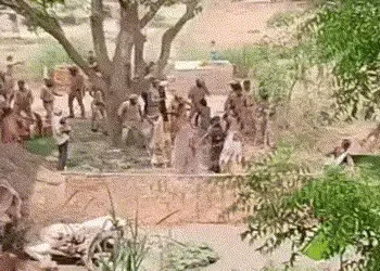 VIDEO : આંબેડકરની મૂર્તિ હટાવવા મુદ્દે સિદ્ધાર્થનગરમાં બબાલ, ગ્રામજનોએ પથ્થરમારો કરતા પોલીસનો લાઠીચા…
