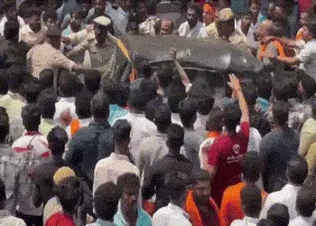 VIDEO : કર્ણાટકમાં હિન્દુ કાર્યકર્તાની હત્યા બાદ બબાલ, દક્ષિણ કન્નડમાં અનેક બસો પર પથ્થરમારો, વાહનોમાં તોડફોડ