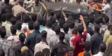 VIDEO : કર્ણાટકમાં હિન્દુ કાર્યકર્તાની હત્યા બાદ બબાલ, દક્ષિણ કન્નડમાં અનેક બસો પર પથ્થરમારો, વાહનોમ…