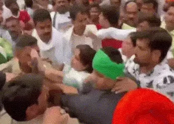 VIDEO : મુઝફ્ફરનગરમાં ખેડૂત નેતા રાકેશ ટિકૈતની રેલીમાં બબાલ, ધક્કા-મુક્કી, ડંડો મારવાનો પ્રયાસ, પાઘડ…