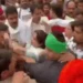 VIDEO : મુઝફ્ફરનગરમાં ખેડૂત નેતા રાકેશ ટિકૈતની રેલીમાં બબાલ, ધક્કા-મુક્કી, ડંડો મારવાનો પ્રયાસ, પાઘડ…
