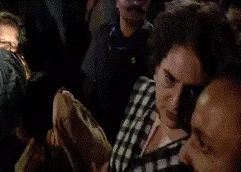 VIDEO: કેરળમાં અકસ્માત જોઈ પ્રિયંકા ગાંધીએ અચાનક કાફલો અટકાવ્યો, ઈજાગ્રસ્તોની કરી મદદ | kerala road …