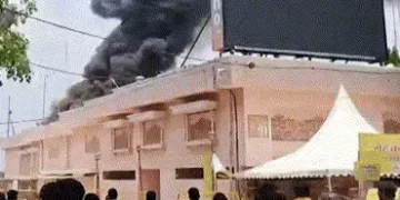 VIDEO: ઉજ્જૈનમાં મહાકાલ મંદિરની બહાર ભીષણ આગ, અફરાતફરીનો માહોલ સર્જાયો | fire near ujjain mahakal te…