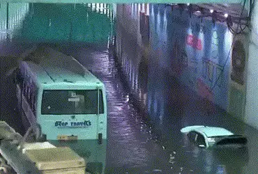 VIDEO : દિલ્હીમાં ભારે વરસાદ બાદ ઠેર ઠેર પાણી ભરાયા, વાહન વ્યવહાર-ફ્લાઈટને અસર | VIDEO: Delhi floode…