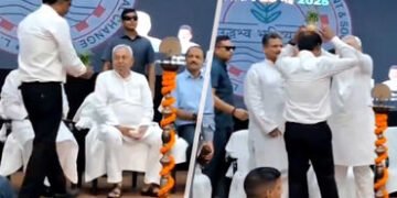 VIDEO: IAS ઓફિસના માથે મૂકી દીધું કૂંડું, નીતિશ કુમારની હરકત જોઈ ફરી ચોંક્યા લોકો