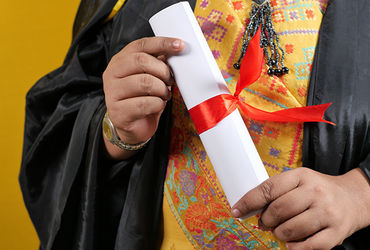 ઉત્તર પ્રદેશની યુનિવર્સિટીનું 9 રાજ્યોમાં નકલી ડિગ્રીનું વેચાણ, પૂર્વ ડિરેક્ટર પર સકંજો કસાયો | UP u…