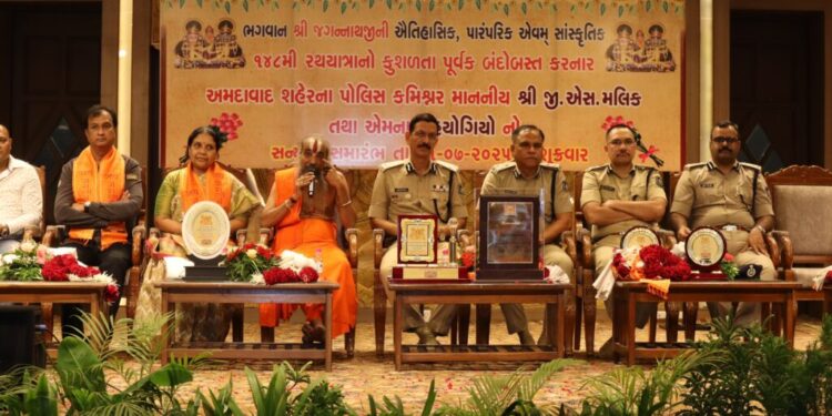 શ્રી જગન્નાથ મંદિર ટ્રસ્ટ દ્વારા શહેર પોલીસ કમિશ્નર તથા તમામ ઉચ્ચ પોલીસ અધિકારીઓને સન્માનિત કરવામાં …