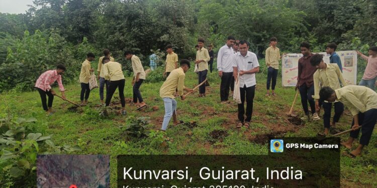 વનવાસી ઉત્કર્ષ મંડળની 10 આશ્રમશાળાઓમાં સીડ બોલ કાર્યક્રમ યોજાયો