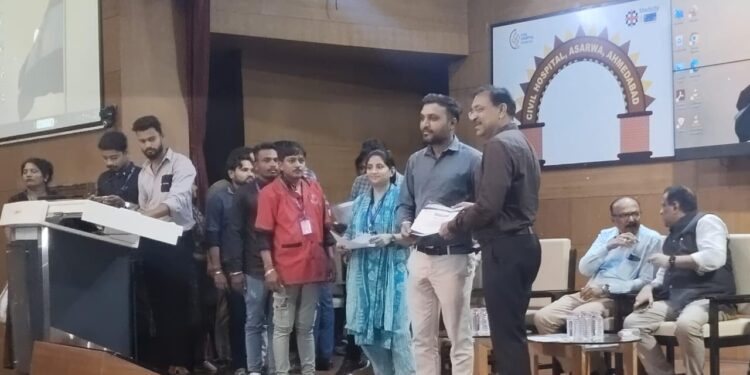 વિમાન ક્રેશ દુર્ઘટનામાં સરાહનીય કામગીરી કરનાર કર્મચારીઓનું સિવિલ હોસ્પિટલ દ્વારા સન્માન કરાયું